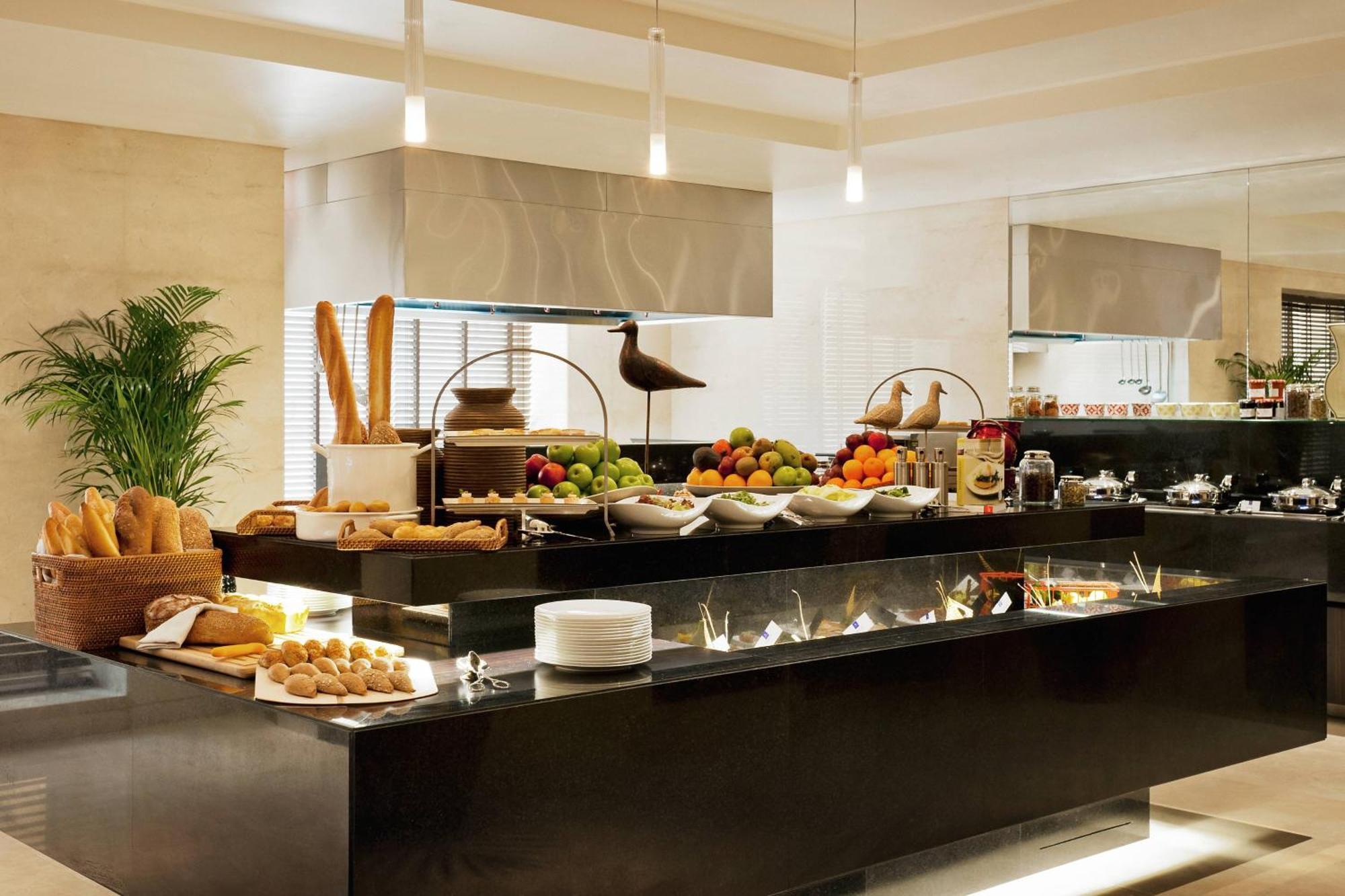 Grosvenor House, A Luxury Collection Hotel, Dubai Esterno foto A buffet at a hotel