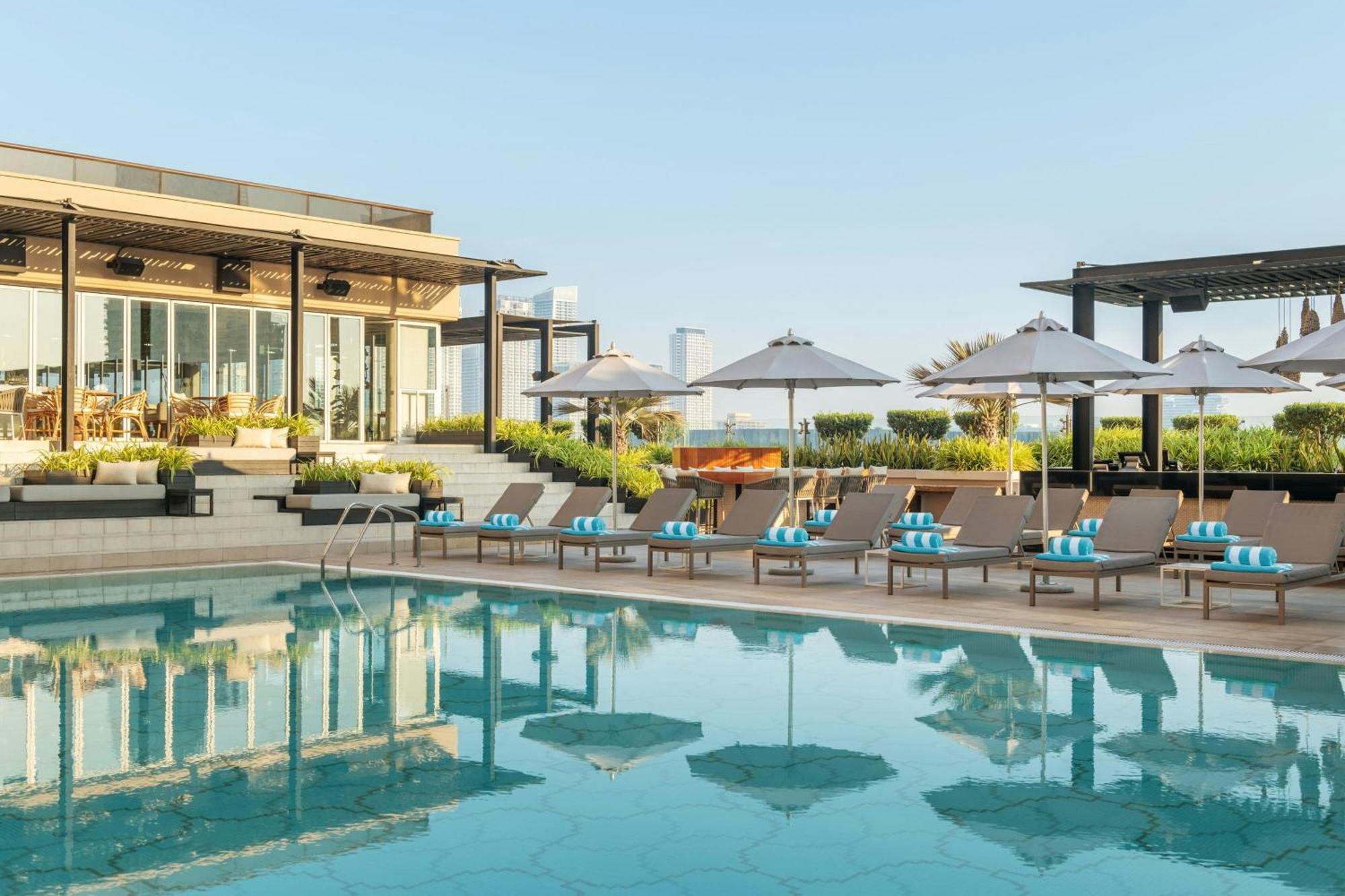 Grosvenor House, A Luxury Collection Hotel, Dubai Esterno foto The rooftop pool at the hotel